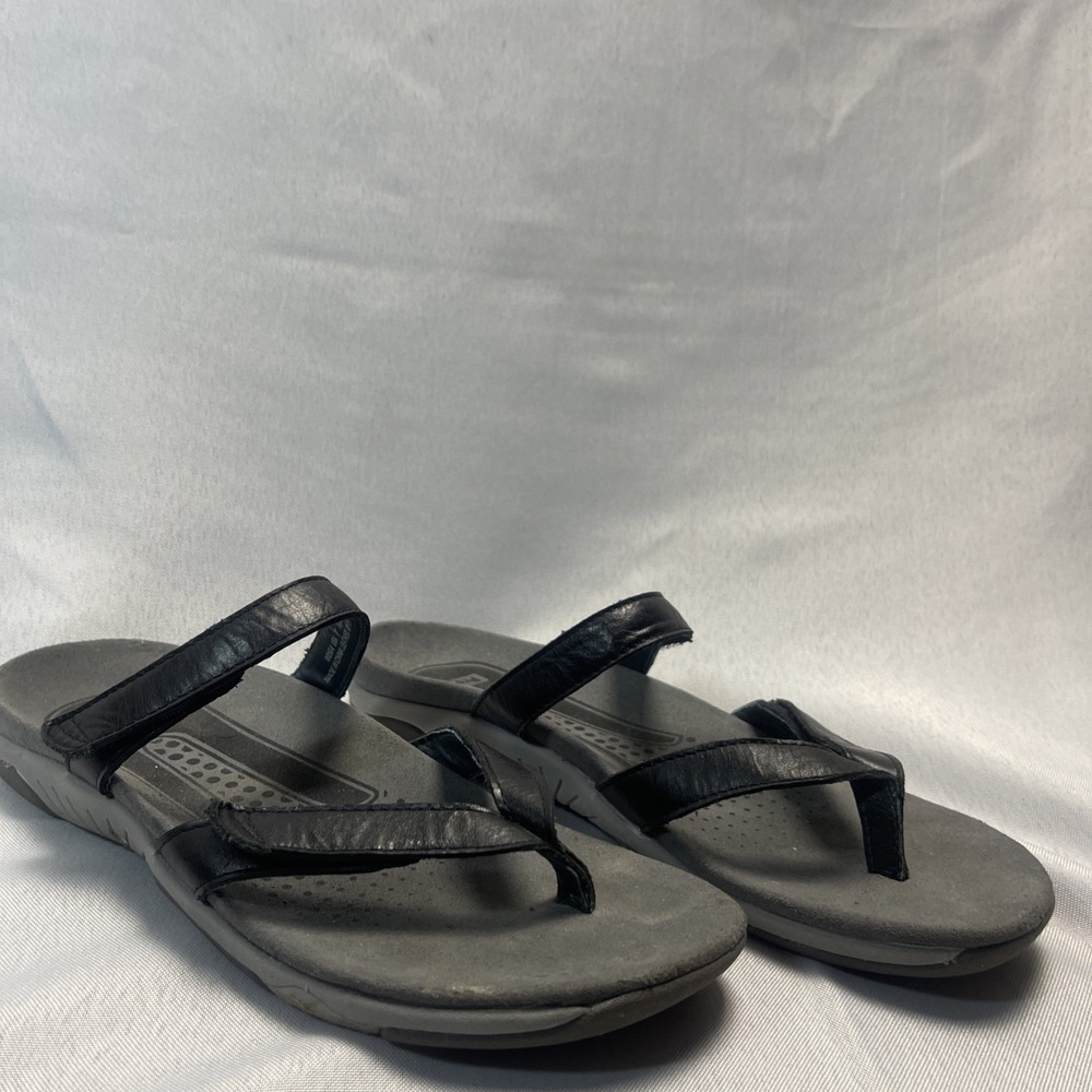 Propet brand toe-thong sandals. Machine washable. Size 7 Medium/Wide